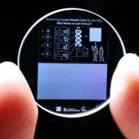 Estos cristales almacenan información mediante nanostructuras grabadas con láser dentro de vidrio de sílice, lo que podría conservar grandes volúmenes de datos sin consumo permanente de energía. FOTO University of Southampton