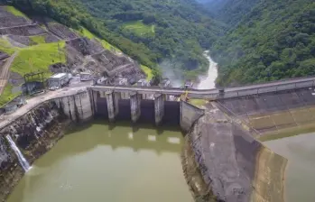 El puesto de Policía de Porce III, en jurisdicción de Guadalupe, Norte de Antioquia, fue atacado con drones cargados con explosivos este viernes 7 de agosto durante la jornada de posesión presidencial. Once uniformados custodian esa infraestructura estratégica de EPM. FOTO cortesía EPM