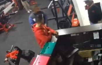 Momento del asalto en el gimnasio de Bogotá: Dos delincuentes intimidan a clientes y empleados mientras despojan sus pertenencias en menos de un minuto. El hecho quedó registrado en cámaras de seguridad. FOTO: captura de pantalla