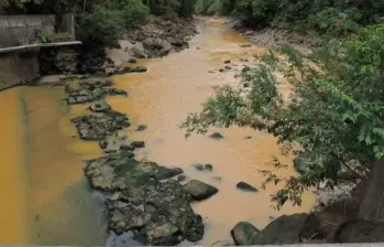 Así lucen las aguas del afluente, evidentemente sedimentado por la extracción minera en el lecho del río. FOTO: CORTESÍA