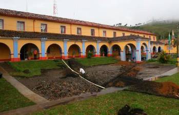 La sede de la alcaldía de Urrao tiene por lo menos 80 años; ha sido además hospital, sede de Turantioquia y hospedaje. FOTO: EL COLOMBIANO