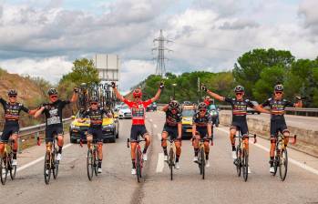 Kuss (de rojo) completó en la Vuelta a España la gran temporada del equipo Jumbo, que también ganó Giro y el Tour. FOTO @JUMBO-VISMA