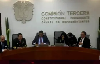El vicealmirante Norman Cabrera (segundo de izquierda a derecha), durante el debate en la Cámara de Representantes. FOTO: TOMADA DE VIDEO.