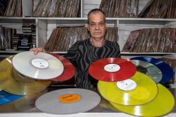 Discos de salsa y rock mueven el mercado del vinilo en el Centro de Medellín