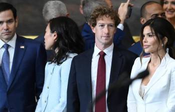 Mark Zuckerberg junto a su esposa Priscilla Chan (izquierda) y Laura Sánchez, prometida de Jeff Bezos. (derecha). FOTO: AFP