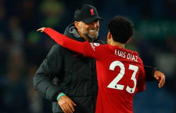 En la imagen aparecen el técnico Jurgen Klopp y Luis Díaz, quienes han tenido una excelente relación en el Liverpool. FOTO AFP