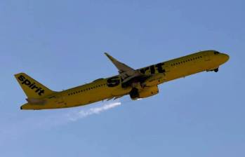 La aerolínea Spirit Airlines tampoco permitirá abordar a personas bajo los efectos del alcohol, que presenten enfermedades contagiosas, o si su comportamiento es violento o desenfrenado. FOTO: AFP