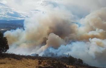 Desde el sábado se avanza en Villa del Leyva en tratar de controlar el incendio. Foto: redes