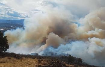 Desde el sábado se avanza en Villa del Leyva en tratar de controlar el incendio. Foto: redes