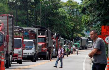 Más de 2.000 vehículos y sus conductores quedaron bloqueados en la vía Bogotá-Villavicencio, pues a los fallos de infraestructura se suman las protestas ciudadanas que dificultan el tráfico. FOTO cortesía