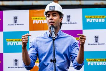 El alcalde de Medellín, Daniel Quintero, explicó, con base en lo dicho por uno de sus conductores, los motivos por los cuales las tapas de las alcantarillas se levantan. FOTO: JAIME PÉREZ