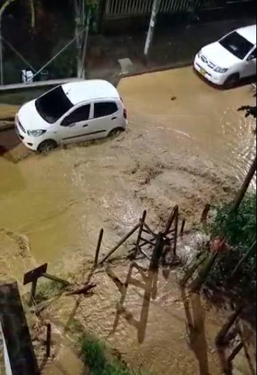 Las fuertes lluvias también dejaron inundaciones en el sector de La Barquereña que afectaron algunos parqueaderos subterráneos. FOTO: Cortesía.