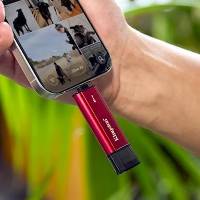 El Kingston Dual Portable SSD, un dispositivo de 13 gramos que cabe entre los dedos y conecta con casi cualquier dispositivo del mercado. FOTO cortesía