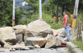 El deslizamiento en el sector Mirador de Santa Elena mantiene cerrada la vía en ambos sentidos, mientras avanzan las labores para remover el material y restablecer el paso. FOTO: Camilo Suárez