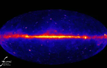 Este es el halo de la materia oscura en el centro de nuestra galaxia detectado por científicos, lo que es compatible con partículas WIMP. FOTO Telescopio Fermi de la NASA