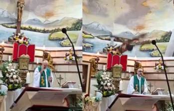 El sacerdote Patricio Alfredo Sánchez Molinari murió tras la caída de una cruz de madera durante una misa en la iglesia Nuestra Señora del Perpetuo Socorro, en Guayaquil, Ecuador. FOTO: Transmisión en vivo.