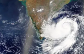 El clima no da tregua en India, mientras el ciclón Remal pasa y se registran altas temperaturas en Nueva Delhi