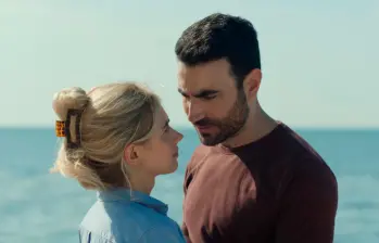 Imoge Poots y Brett Goldstein, son los protagonistas de All of you. FOTO Cortesía Apple TV+