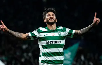 Luis Javier Suárez celebra uno de los dos goles que marcó con el Sporting de Lisboa. FOTO TOMADA X @SportingCP