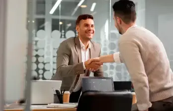 La red de contactos representa el 59% de las reubicaciones laborales en Colombia, seguida de plataformas digitales como LinkedIn y portales de empleo. FOTO: CORTESÍA