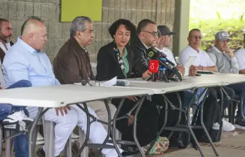 Freyner Alfonso Ramírez García, alias, ‘Carlos Pesebre’, Jorge Mejía Martínez y la senadora, Isabel Cristina Zuleta, han sido los voceros frecuentes de la Mesa de Paz Urbana. Foto: Manuel Saldarriaga Quintero.