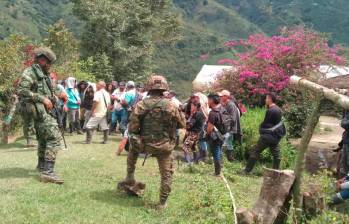El pasado 20 de septiembre, 74 militares fueron secuestrados por la comunidad, instrumentalizada por disidencias de las Farc, en La Plata, Huila. FOTO cortesía ejército