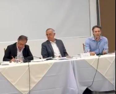 El presidente Gustavo Petro y el ministro de Defensa Iván Velásquez, al lado del alcalde Daniel Quintero. FOTO Captura de video