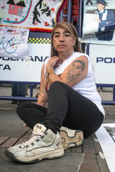 Beatriz Méndez, con los zapatos de su hijo y un tatuaje de su rostro, en la plaza de Bolívar durante el acto de excusas públicas el pasado 3 de octubre. Foto: Cortesía Paula Dpablos.