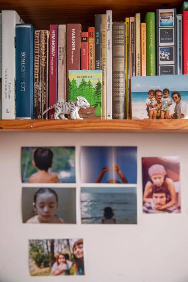 La bilblioteca de Manuela también es espacio de trabajo, por eso las fotografías son clave, para acompañar su proceso creativo. FOTO CARLOS VELÁSQUEZ