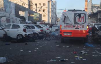 Así luce la calle tras los ataques israelíes contra la entrada del Hospital Al-Shifa en Gaza, uno de los más importantes en la ciudad. Foto: Ali Jadallah/Anadolu vía Getty