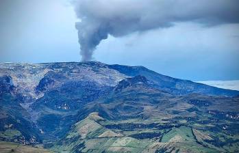 Persiste la alerta naranja por una posible erupción en el volcán Nevado del Ruiz. FOTO: TOMADA DE TWITTER @FuerzaAereaCol