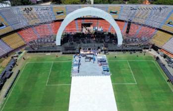 Este lunes 27 de julio comenzó el recubrimiento de la cancha del estadio Atanasio Girardot. Lo más complejo fue la instalación del arco de más de 15 metros que va en el escenario central. FOTO Manuel Saldarriaga.