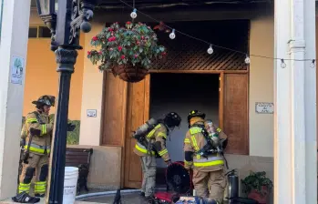 La oportuna reacción de los bomberos evitó que la casa de la cultura sufriera daños estructurales. FOTO: CORTESÍA INSTITUTO DE CULTURA DEL CARMEN DE VIBORAL