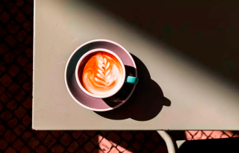 Razones por las que no debemos tomar café apenas empezamos el día. Foto: Getty. 