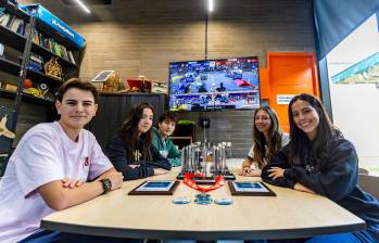 Los Lagartos Azules Relámpago con su premio al Espíritu de Equipo en el mundial de robótica juvenil en Houston. FOTO cortesía