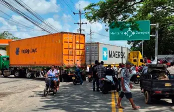 Bloqueos durante el paro minero en el Bajo Cauca afectaron gravemente el transporte de carga y pasajeros. FOTO COLFECAR. 