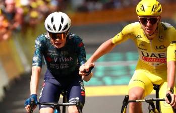 Jonas Vingegaard y Tadej Pogacar (derecha), los dos mejores ciclistas del momento en el ciclismo mundial. FOTO AFP