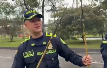 Policías auxiliaron a un compañero herido durante los disturbios registrados este viernes cerca de la Embajada de Estados Unidos, en Bogotá. FOTO: REDES SOCIALES.