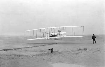 Fotografía original del primer vuelo con motor de la historia el 17 de diciembre de 1903. A los mandos Orville Wright; a la derecha, su hermano Wilbur. - Biblioteca del Congreso de los Estados Unidos. Foto Cortesía Europa press.