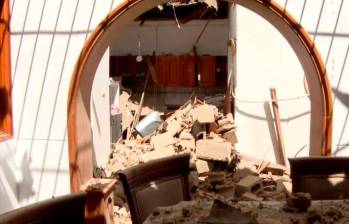 El muro cayó de una altura de 15 metros y causó destrozo en dos apartamentos de la calle 33A con carrera 70. FOTO: TOMADA DE TELEMEDELLÍN