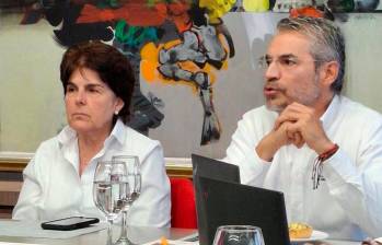 Lina Vélez (izq.), presidenta de la Cámara de Comercio de Medellín, y Fredy Pulgarín, vicepresidente de Competitividad. FOTO: EL COLOMBIANO