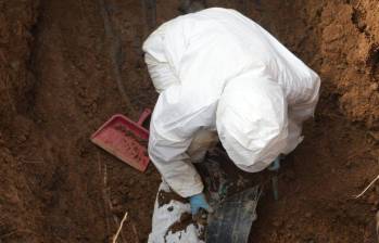 Funcionario de la UBPD realiza labores de excavación para dar con uno de los cuerpos. FOTO: imagen tomada de redes.