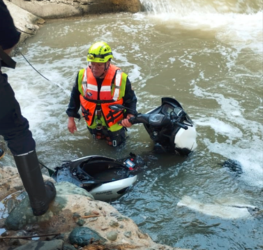 Un motociclista cayó al río y falleció. Foto: Captura de video Denuncias Antioquia.