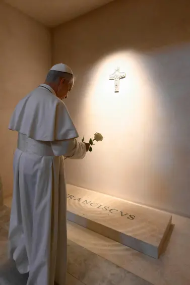 El papa León XIV en la tumba de su predecesor Francisco. FOTO AFP