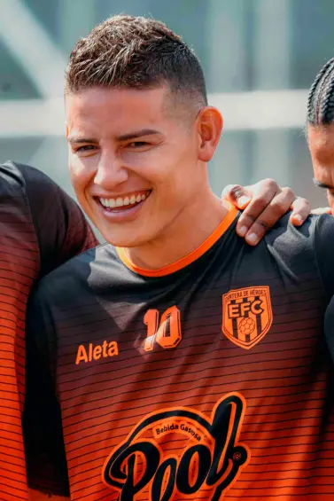 El volante de la Selección Colombia se mostró feliz de compartir con los jugadores, cuerpo técnico y directivos de Envigado. FOTO: Cortesía Envigado FC