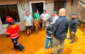 Personal del Dagrd avanza en las labores de censo de los afectados y remoción del material que afectó a las viviendas tanto en Medellín como en Bello. FOTO: CORTESÍA