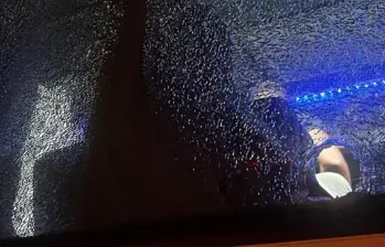 El bus en que viajaban los jugadores de Atlético Nacional hacia el aeropuerto de Barranquilla fue atacado con una piedra. Foto: Cortesía Atlético Nacional