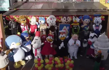 Frisby celebró su aniversario 48 de una manera en la que solo este pollo sabe hacerlo: rodeada de mascotas. Imagen, captura de video. 