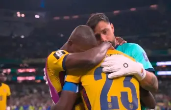Hernán Galíndez y Enner Valencia consuelan a Moisés Caicedo. FOTO: Captura