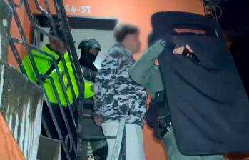 Alias Mateo fue capturado durante un allanamiento en la comuna 13. Contra él pesaba una orden de captura. FOTO: CORTESÍA POLICÍA 